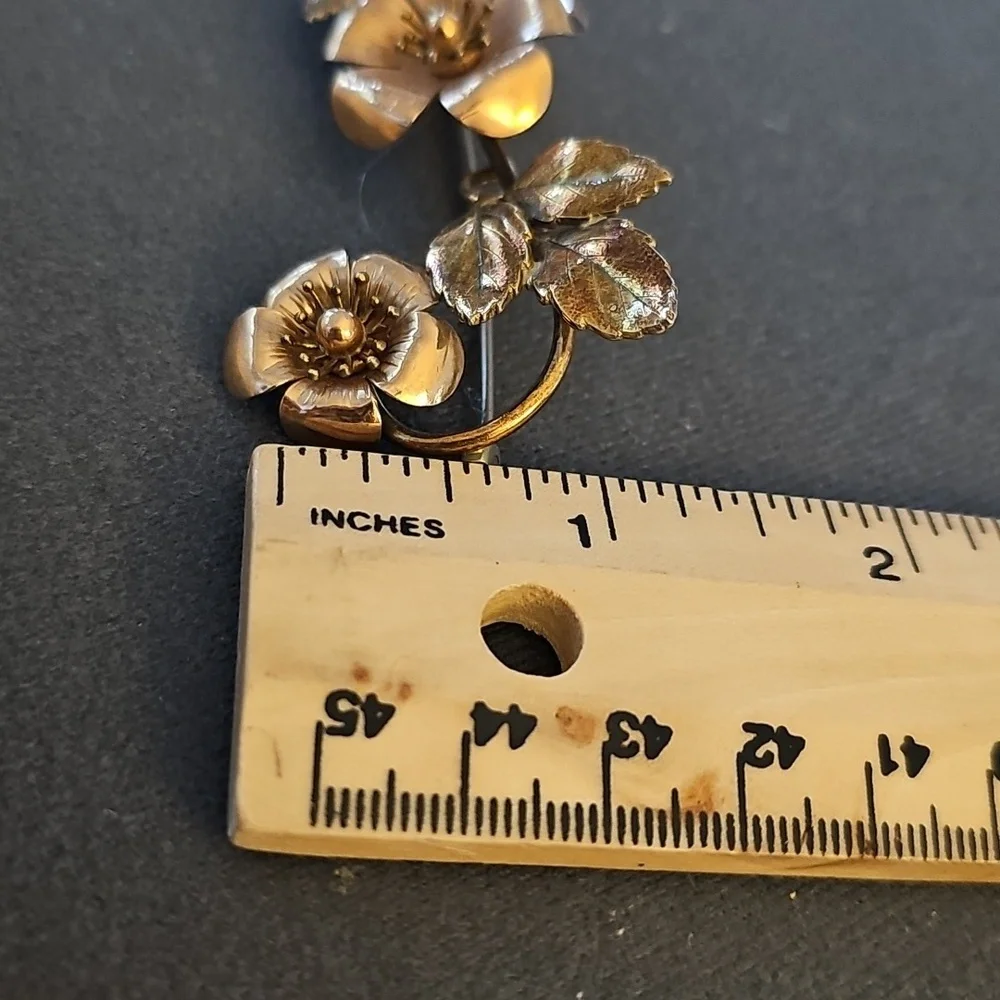 Gold Floral Women Vintage Pin.  There‎ Are No Maker Marks